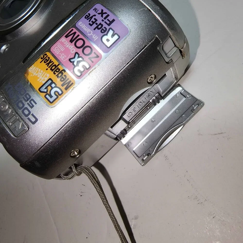 Nikon COOLPIX 5600 5.1MP Digital Camera - Silver (read)